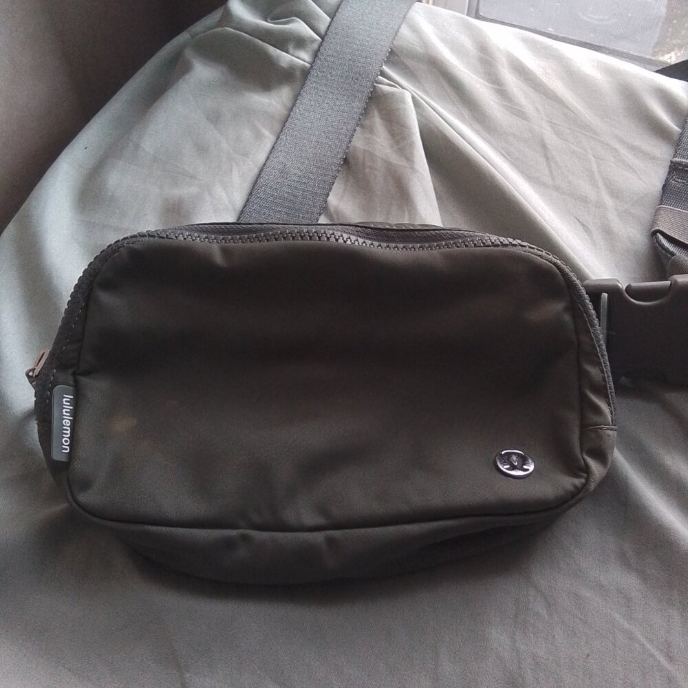 Sage Lululemon Everywhere Belt Bag